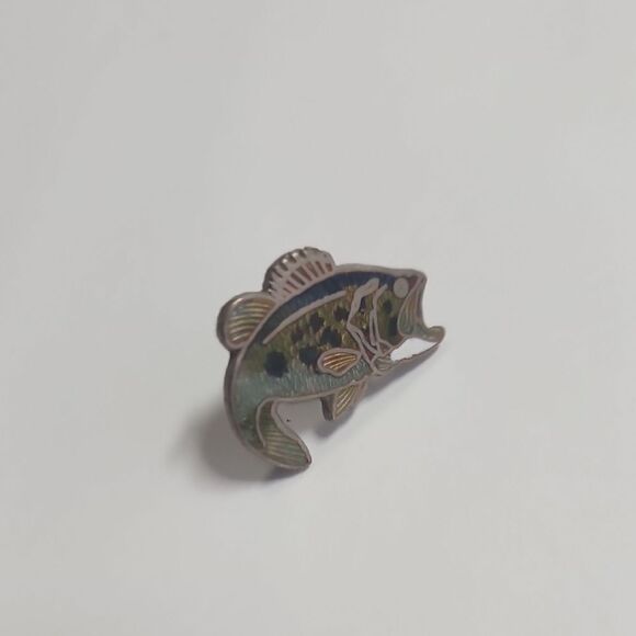 Bass Largemouth Fish-Shaped Enamel Pin - Picture 1 of 2